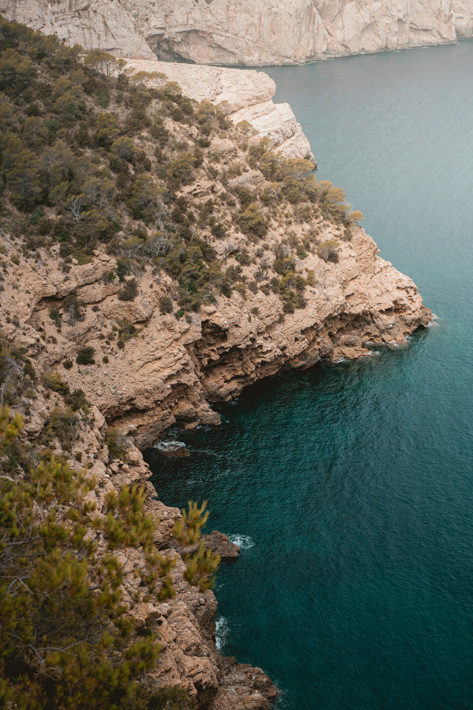 Mediterrane kliffen boven een turquoise zee