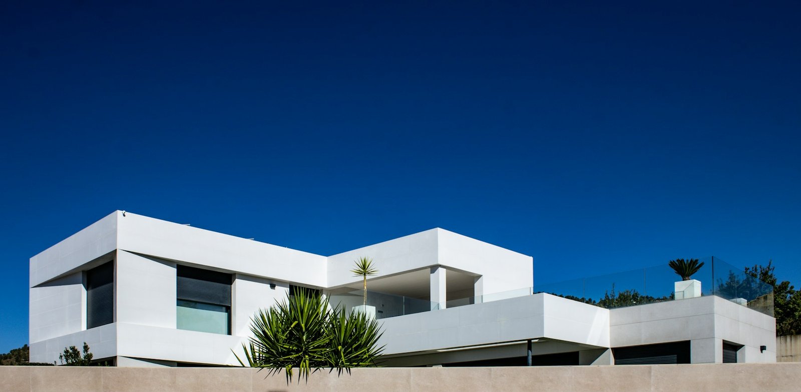 Sculpturale witte architectuur onder een blauwe hemel